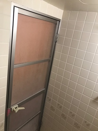 25年程使用した浴室開き戸。この扉を交換して行きます。